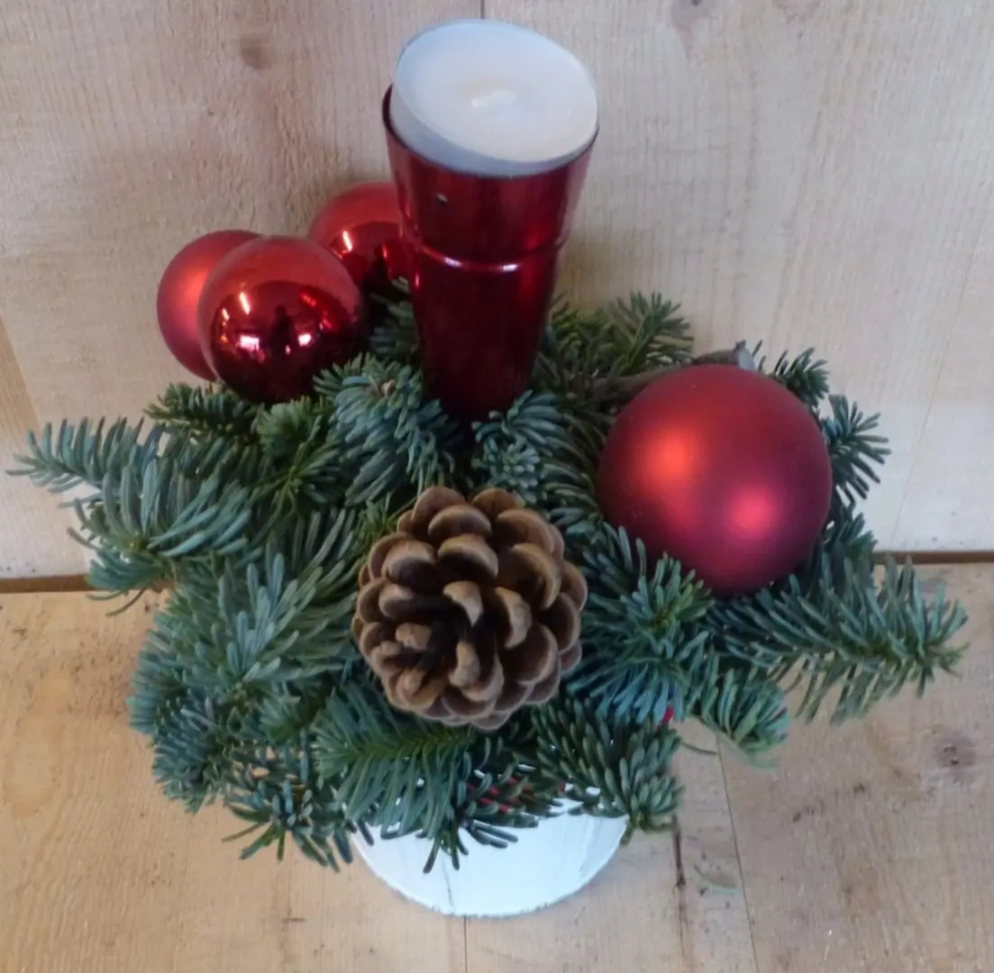 Kerststukje 'Minsk'  simpel in hoge pot 30 cm hoog kleur rood met een hoge theelicht Warentuin Natuurlijk