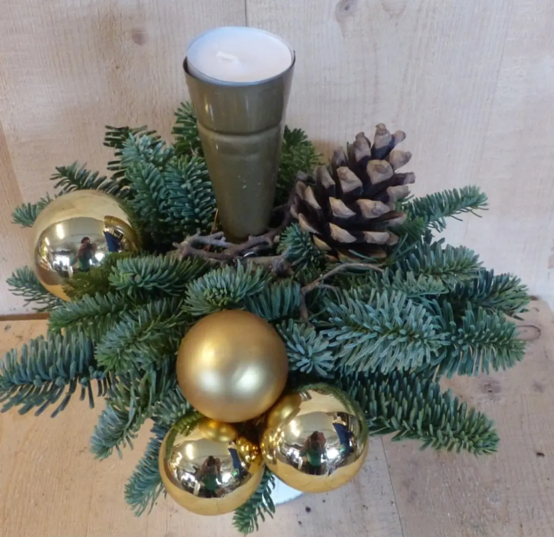 Kerststukje 'Odessa' simpel in hoge pot 30 cm hoog kleur goud met een hoge theelicht Warentuin Natuurlijk