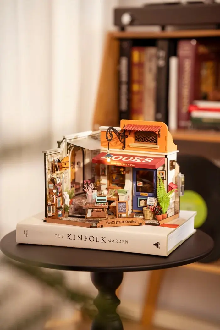Corner Bookstore Robotime